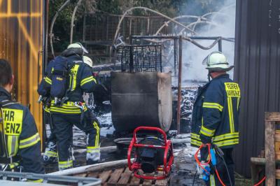 Vaihingen-Enzweihingen: Grossbrand in Gaertnerei loest Grossalarm der Feuerwehr aus - Rauchwolke weit sichtbar